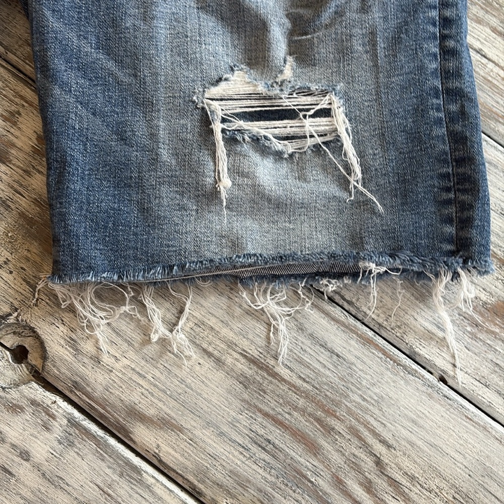 As new, American Eagle air flex distressed cutoff Jean shorts, size US 34 - Picture 6 of 10